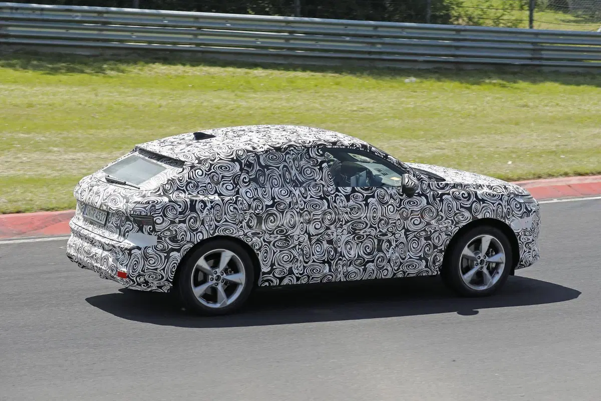 Audi Q3 Sportback 2026: il SUV coupé si fa vedere al Nürburgring in veste definitiva [Foto Spia] (9)