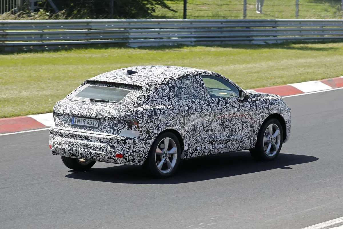 Audi Q3 Sportback 2026: il SUV coupé si fa vedere al Nürburgring in veste definitiva [Foto Spia] (10)