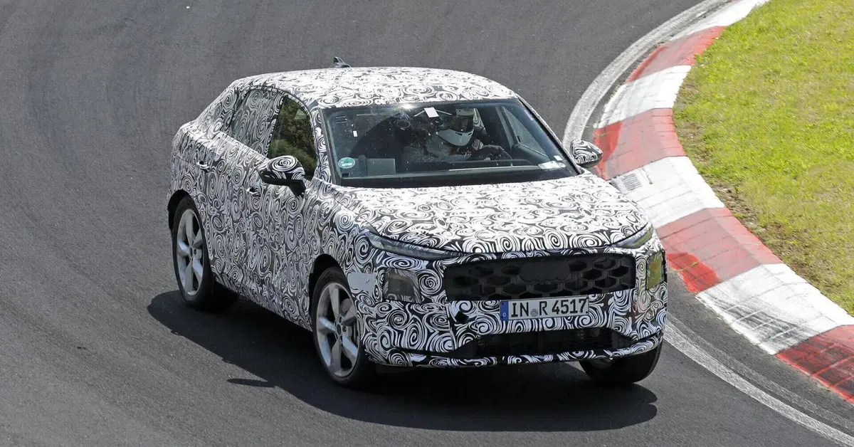 Nuova Audi Q3 Sportback: il SUV coup&eacute; si fa vedere al N&uuml;rburgring in veste definitiva [Foto Spia]