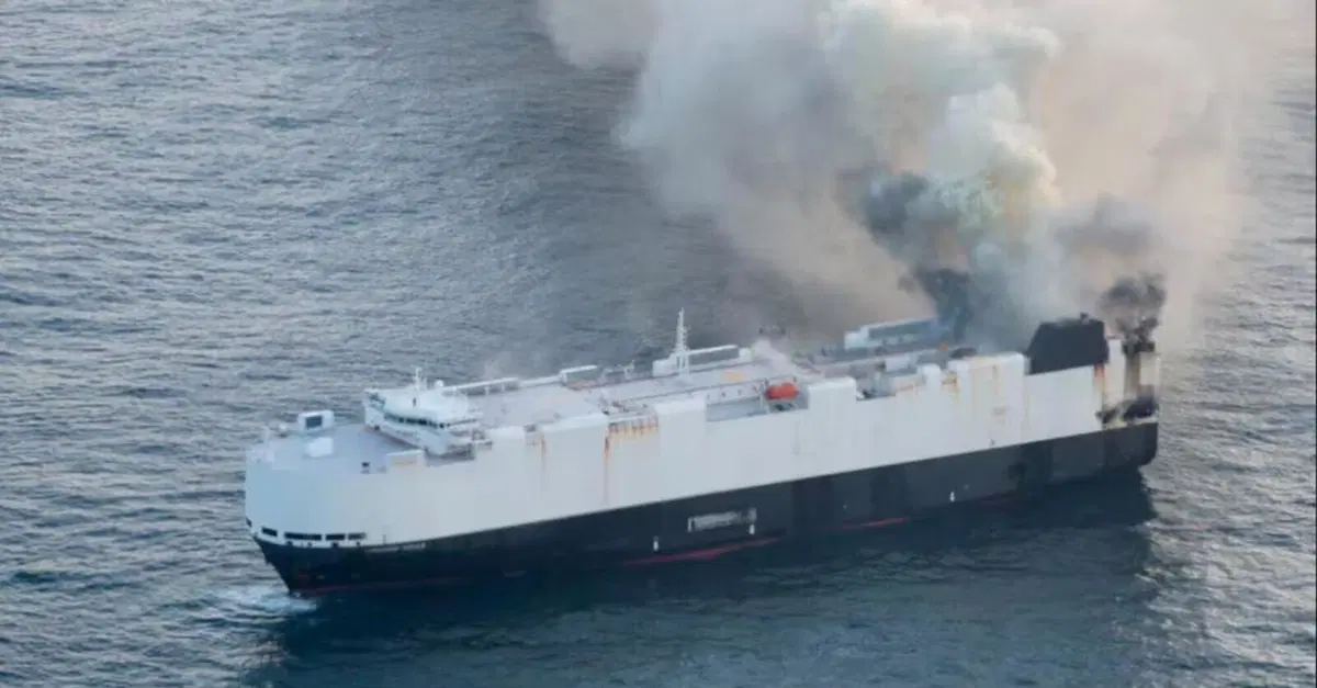 La grande nave cinese Morning Midas &egrave; affondata: bruciava da 20 giorni con 3.000 auto a bordo