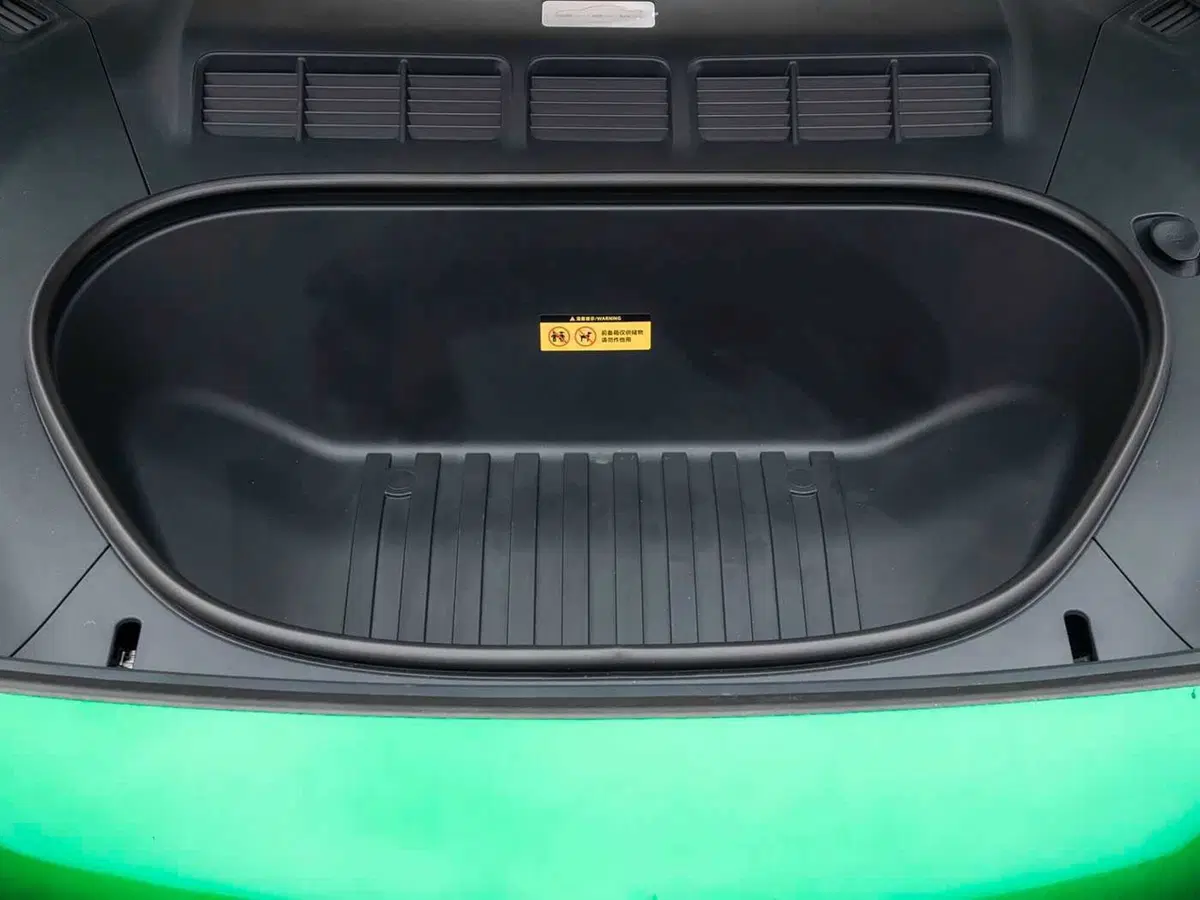 L'elettrica Xiaomi che piace ai Tesla-fan e sembra una Ferrari Purosangue, prezzo shock (4)