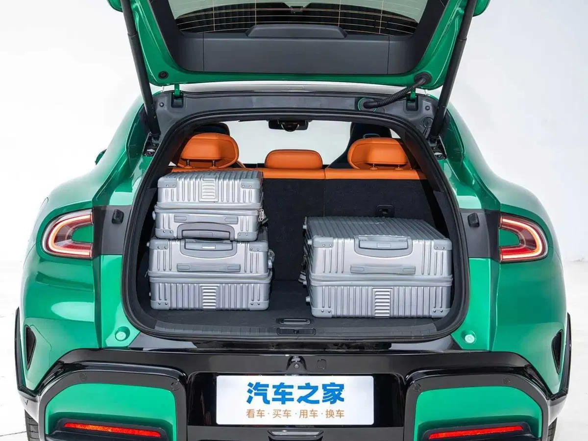 L'elettrica Xiaomi che piace ai Tesla-fan e sembra una Ferrari Purosangue, prezzo shock (5)
