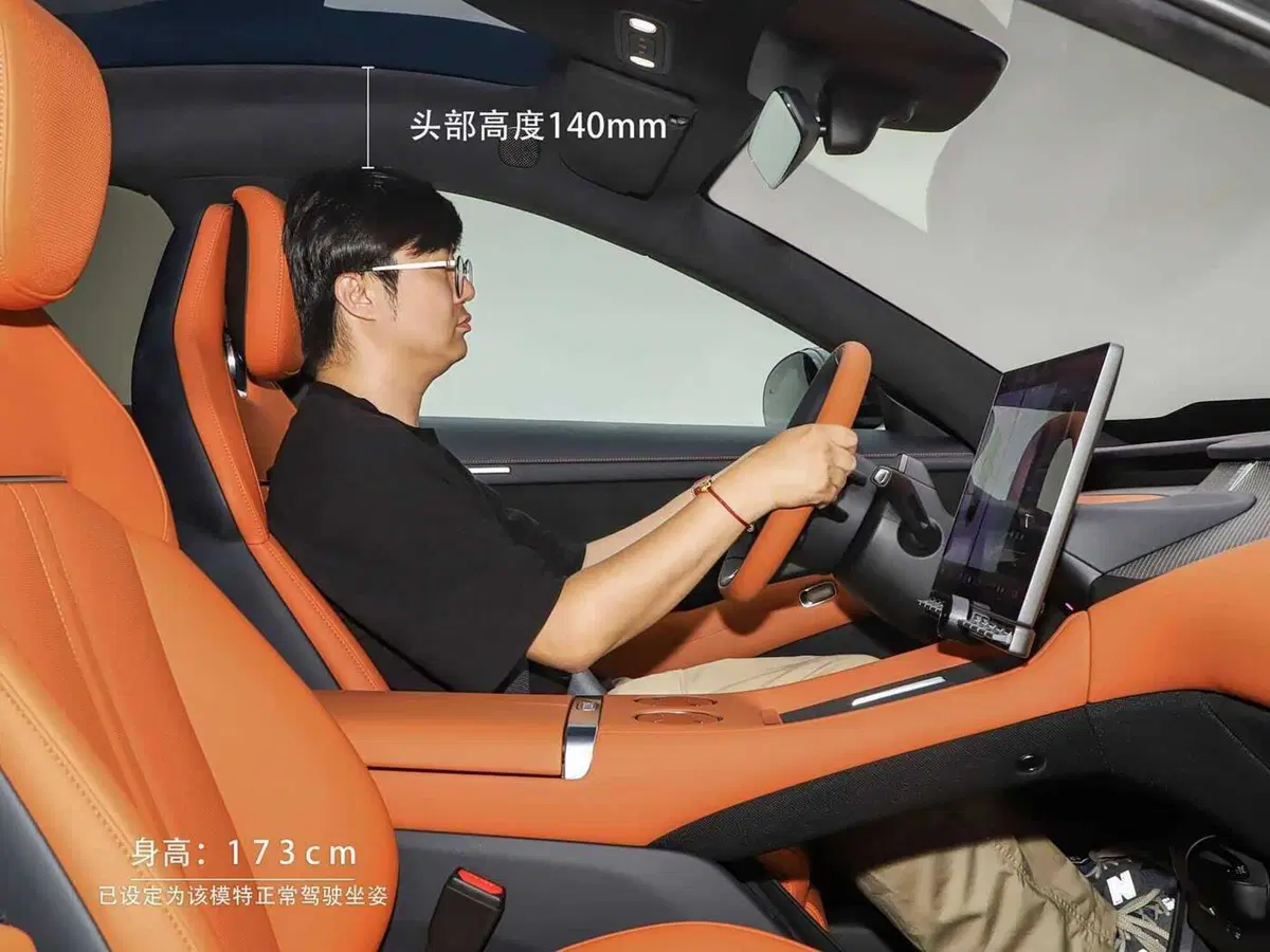 L'elettrica Xiaomi che piace ai Tesla-fan e sembra una Ferrari Purosangue, prezzo shock (8)
