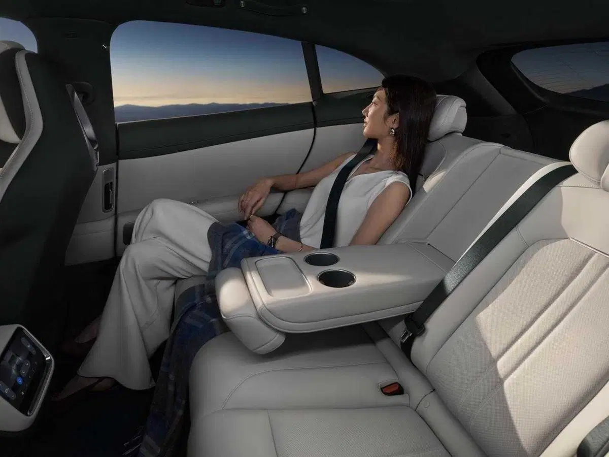 L'elettrica Xiaomi che piace ai Tesla-fan e sembra una Ferrari Purosangue, prezzo shock (10)