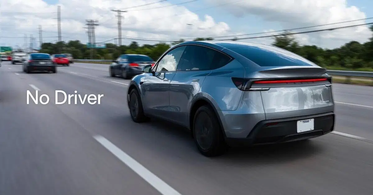 Tesla Model Y: arriva sotto casa e non c'&egrave; nessuno dentro [VIDEO]
