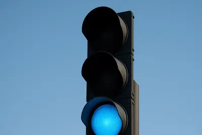 Il semaforo &egrave; mezzo verde e mezzo blu, perch&eacute; non &egrave; "midori"