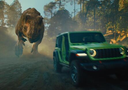La Jeep in lotta con sette dinosauri, il trailer del film in uscita il 2 luglio