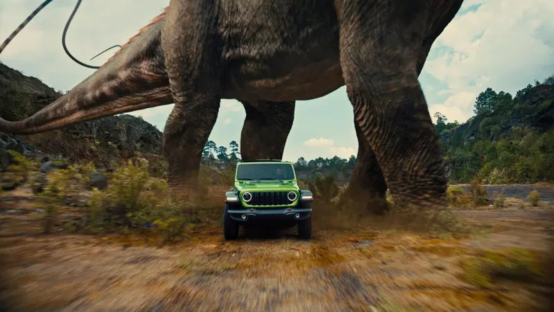 La Wrangler dietro a un dinosauro