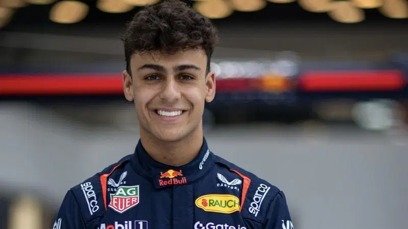 F1. Debutto per Lindblad nella FP1 di Silverstone con Red Bull. Paul Aron (Alpine) con Sauber