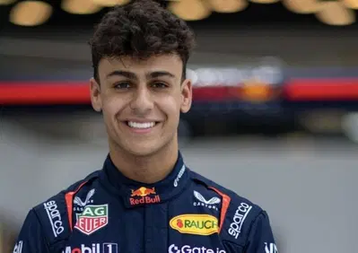 F1. Debutto per Lindblad nella FP1 di Silverstone con Red Bull. Paul Aron (Alpine) con Sauber