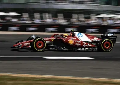 F1. GP Silverstone 2025: Lewis Hamilton in testa nella FP1 di casa. Norris e Piastri davanti a Leclerc, 4°