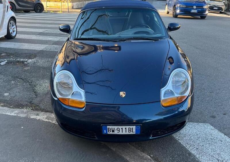 Porsche Boxsterd'epoca del 1991 a Milano