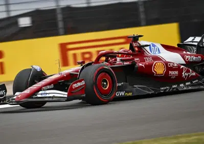 F1. GP Silverstone 2025, risultati FP3: Leclerc comanda davanti a Piastri e Verstappen. Norris 4°, Hamilton penalizzato dalla bandiera rossa