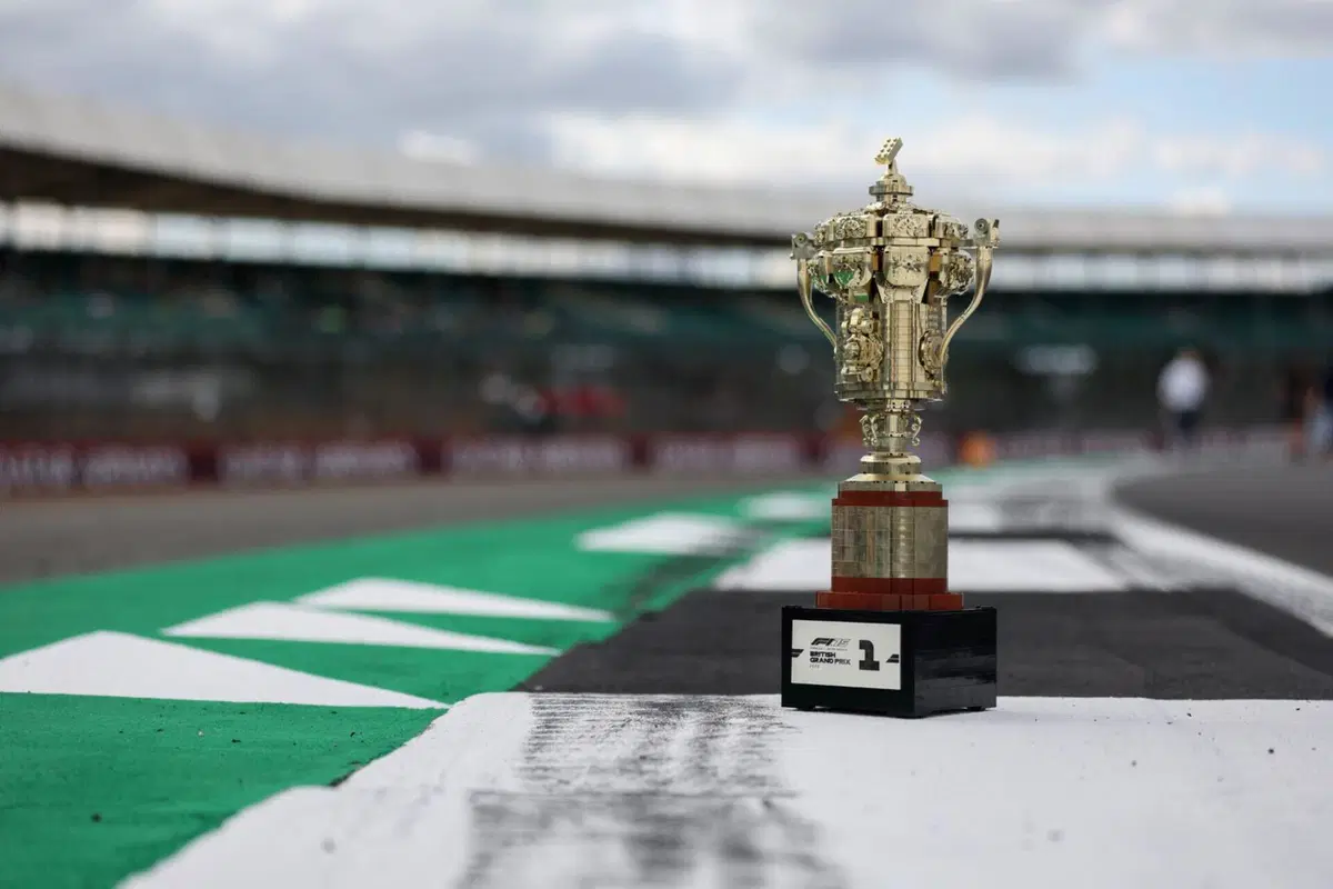 F1. Il vincitore del Gran Premio di Silverstone 2025 solleverà un trofeo fatto di mattoncini Lego (5)