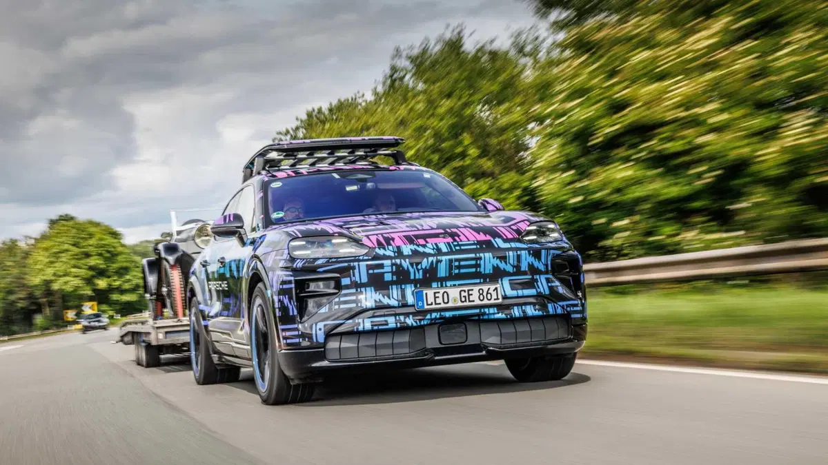 Porsche Cayenne Electric: il debutto in una gara in salita per un film