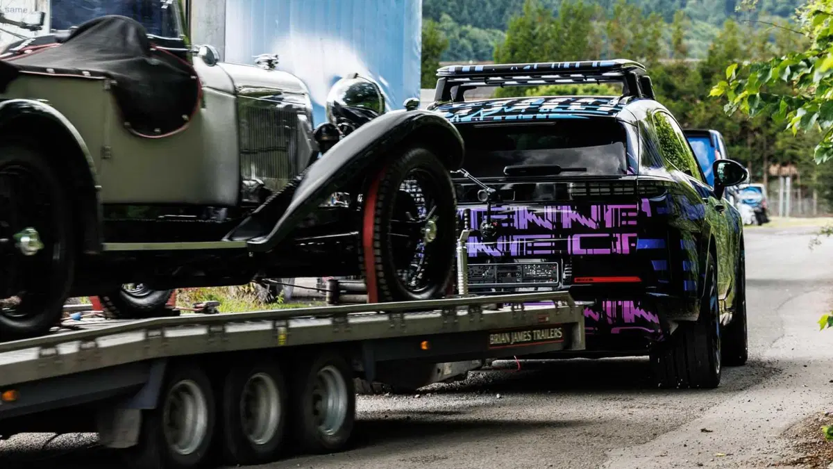 Porsche Cayenne Electric: il debutto in una gara in salita per un film (2)