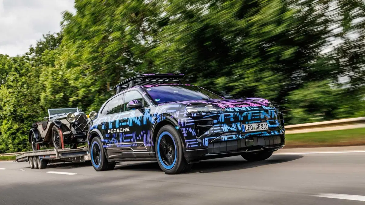 Porsche Cayenne Electric: il debutto in una gara in salita per un film (3)