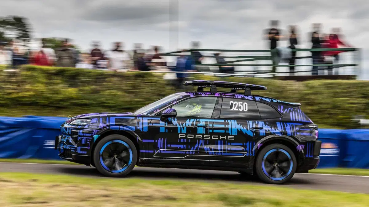 Porsche Cayenne Electric: il debutto in una gara in salita per un film (7)