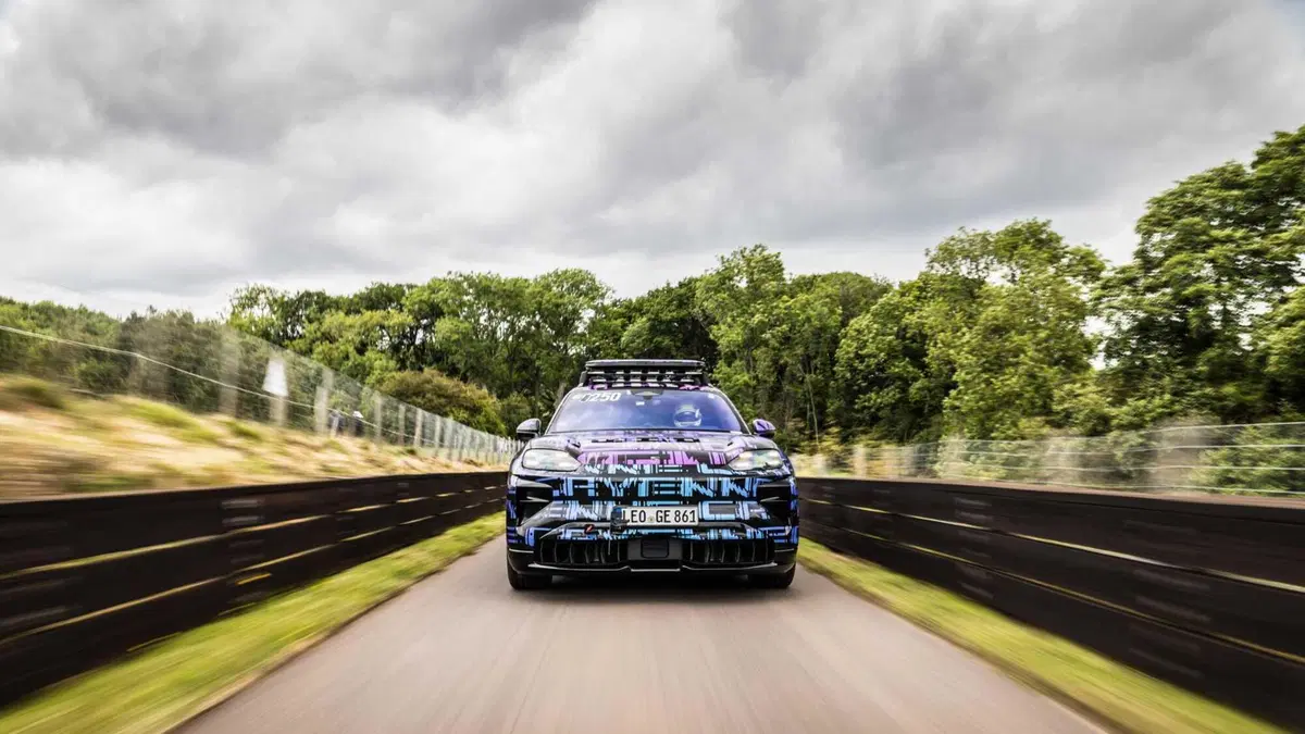 Porsche Cayenne Electric: il debutto in una gara in salita per un film (9)