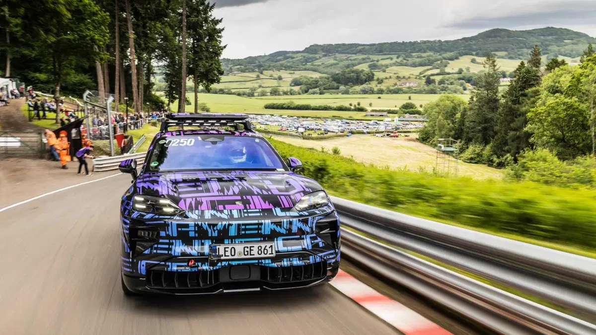 Porsche Cayenne Electric: il debutto in una gara in salita per un film (11)