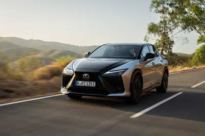Lexus RZ: debutta lo steer-by-wire e migliora l'efficienza | Prova su strada [VIDEO]