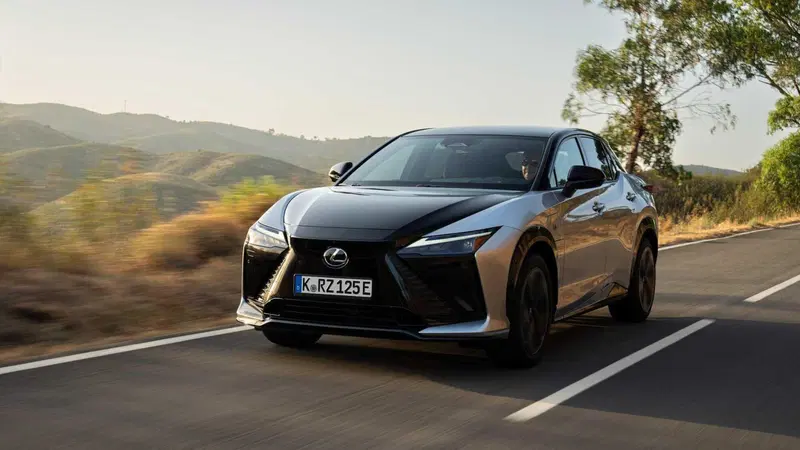 Lexus RZ: debutta lo steer-by-wire e migliora l'efficienza | Prova su strada [VIDEO]