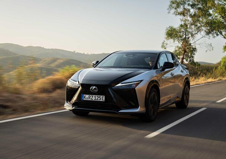 Lexus RZ: debutta lo steer-by-wire e migliora l'efficienza | Prova su strada [VIDEO]