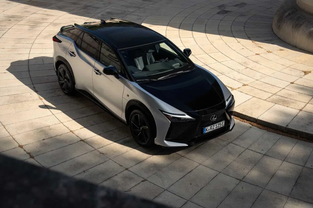 Lexus RZ si aggiorna: più efficienza, più tecnologia e debutta lo steer-by-wire [VIDEO]