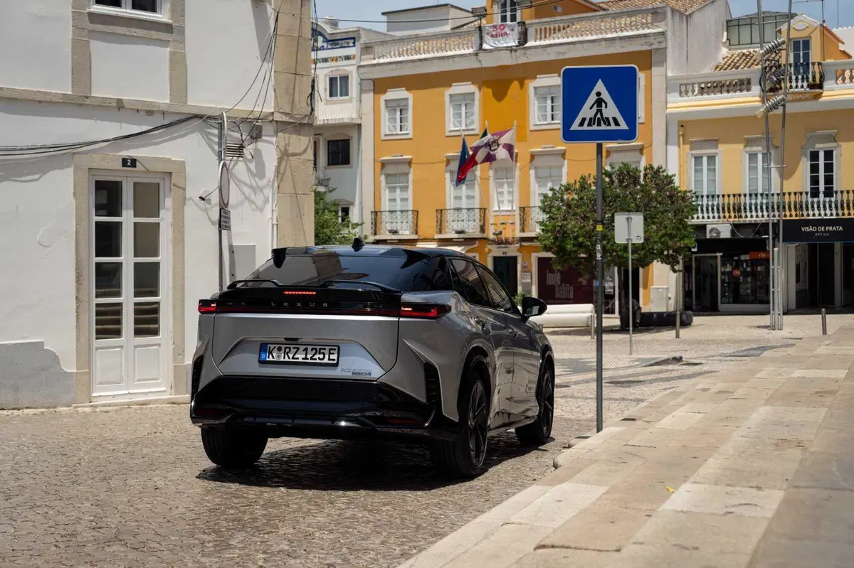 Lexus RZ si aggiorna: più efficienza, più tecnologia e debutta lo steer-by-wire [VIDEO] (3)