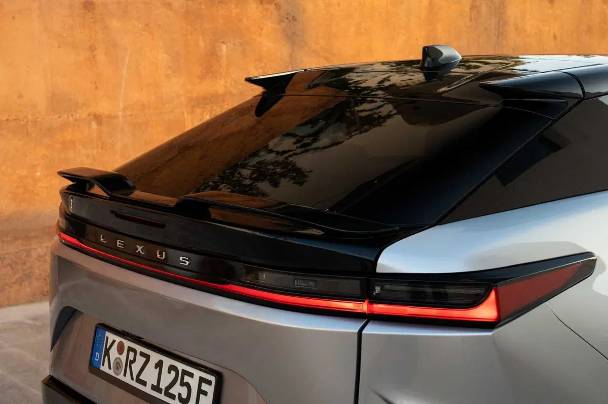 Lexus RZ si aggiorna: più efficienza, più tecnologia e debutta lo steer-by-wire [VIDEO] (4)