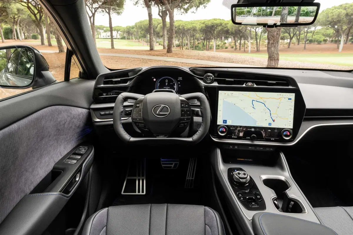 Lexus RZ si aggiorna: più efficienza, più tecnologia e debutta lo steer-by-wire [VIDEO] (7)