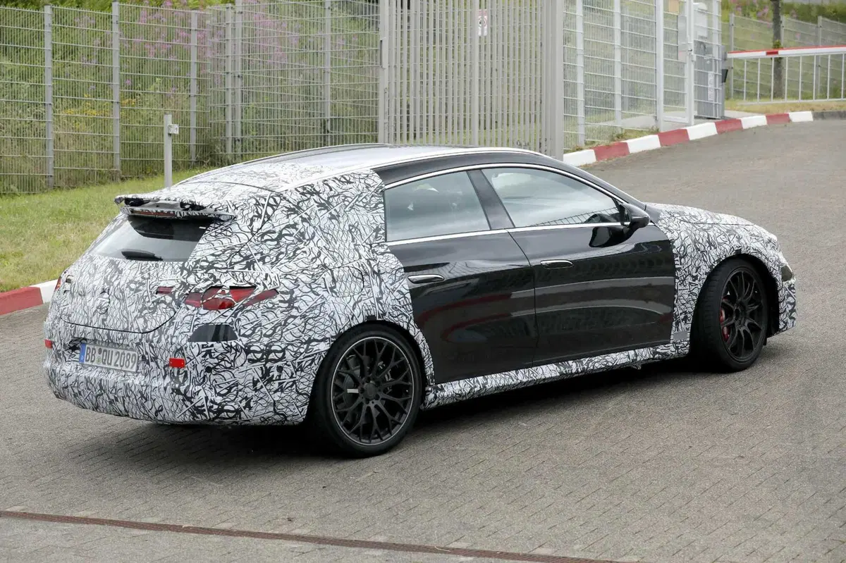 Mercedes-AMG CLA Shooting Brake: solo elettrica, ma con 550 CV e 700 km di autonomia [Foto Spia] (8)