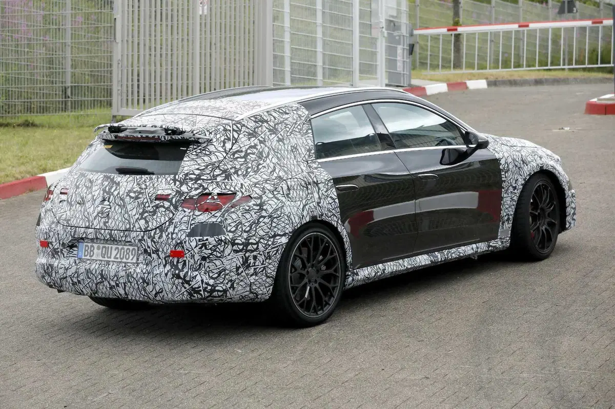 Mercedes-AMG CLA Shooting Brake: solo elettrica, ma con 550 CV e 700 km di autonomia [Foto Spia] (9)