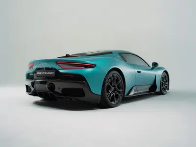 Maserati lancia MCPura: l'erede della MC20 debutta a Goodwood