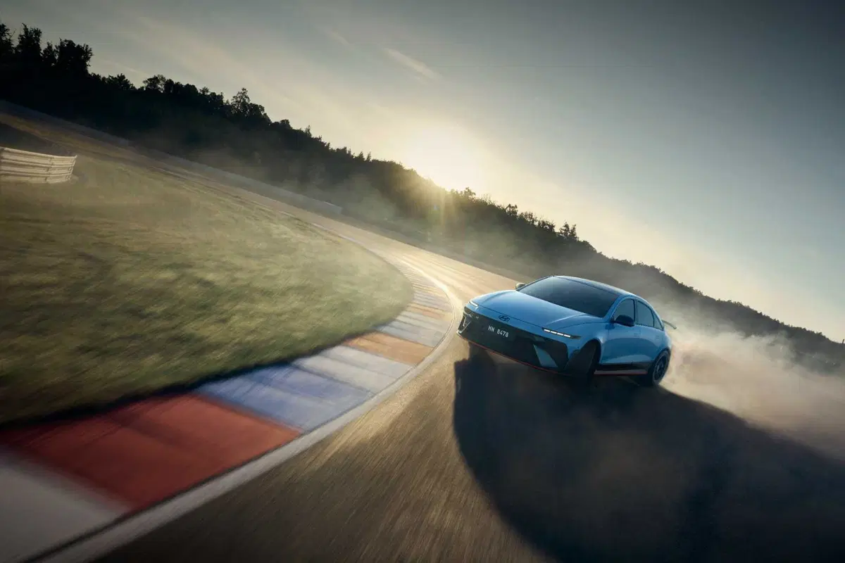 Hyundai Ioniq 6 N: l’elettrica da 650 CV che punta alla pista con il cambio simulato 