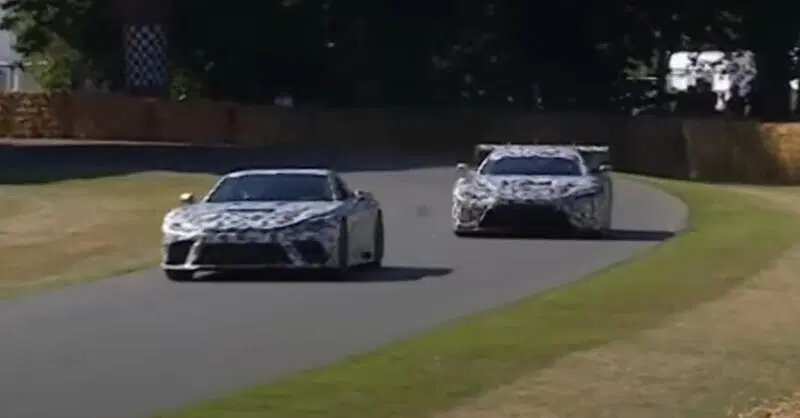 Fermi tutti, Lexus ha l'auto per tutti gli appassionati: l&rsquo;erede spirituale della LFA fa sentire il suo V8 a Goodwood [VIDEO]