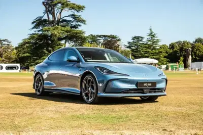 MG sfida Tesla: in arrivo la nuova rivale della Model 3, si chiama IM5 e ha un prezzo...