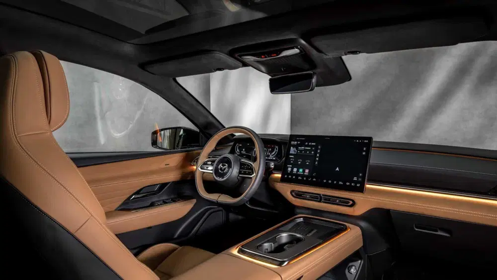 Il posto guida della nuova Mazda 6e