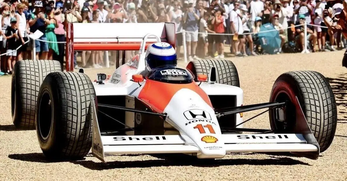 F1. &ldquo;Devi sentirti nudo in una macchina cos&igrave;&rdquo;: Alain Prost e Ollie Bearman, il dialogo sulla McLaren MP4/4 al Goodwood Festival of Speed