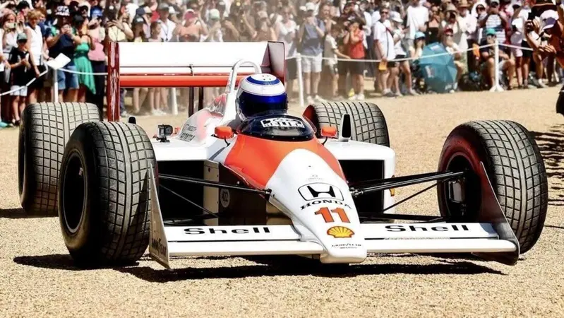 F1. &ldquo;Devi sentirti nudo in una macchina cos&igrave;&rdquo;: Alain Prost e Ollie Bearman, il dialogo sulla McLaren MP4/4 al Goodwood Festival of Speed