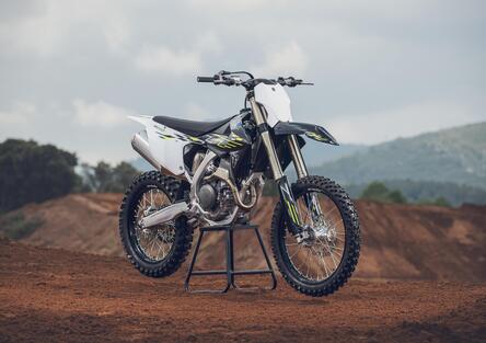 Triumph TF 250-X 2026: interventi mirati per la piccola MX2 di Hinckley