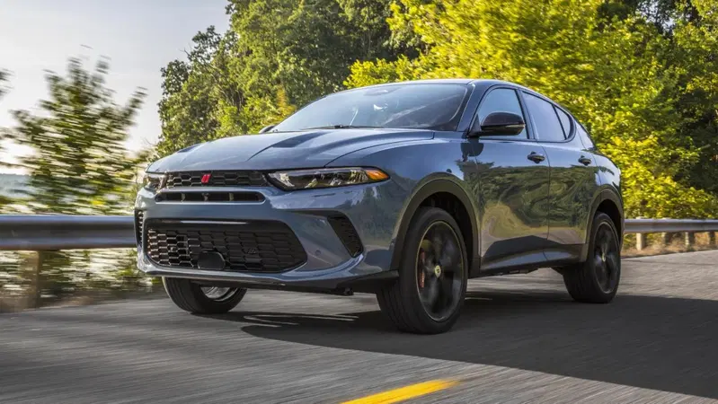 Stellantis congela la produzione italiana della Dodge Hornet 2026: l&rsquo;ombra dei dazi Usa pesa su Pomigliano