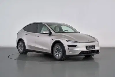 Tesla Model Y: in arrivo una nuova versione a sei posti formato "L" [Foto]