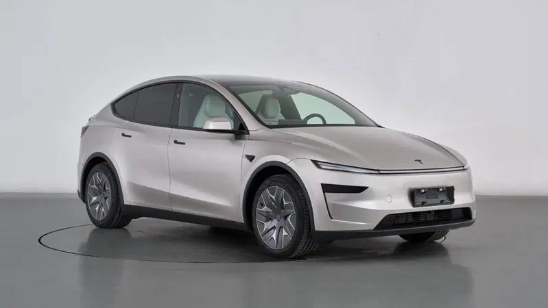 Tesla Model Y: in arrivo una nuova versione a sei posti formato "L" [Foto]