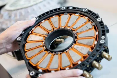 Gli inglesi colpiscono ancora: in arrivo un nuovo motore mostruoso (e leggerissimo) da 738 CV in 13 kg