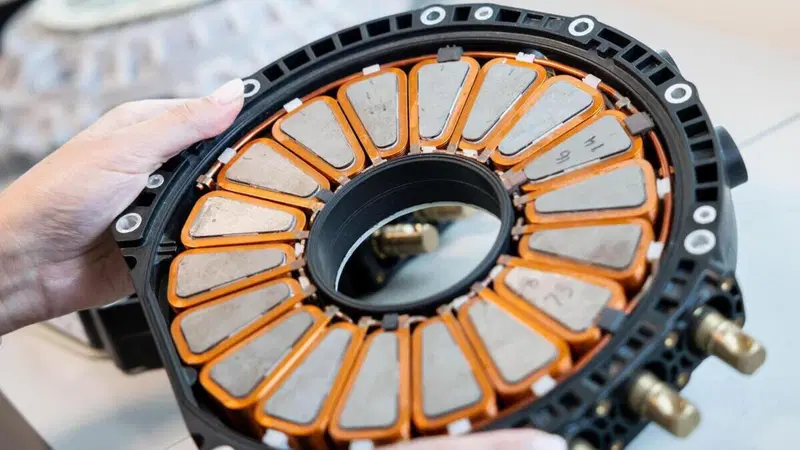 Gli inglesi colpiscono ancora: in arrivo un nuovo motore mostruoso (e leggerissimo) da 738 CV in 13 kg