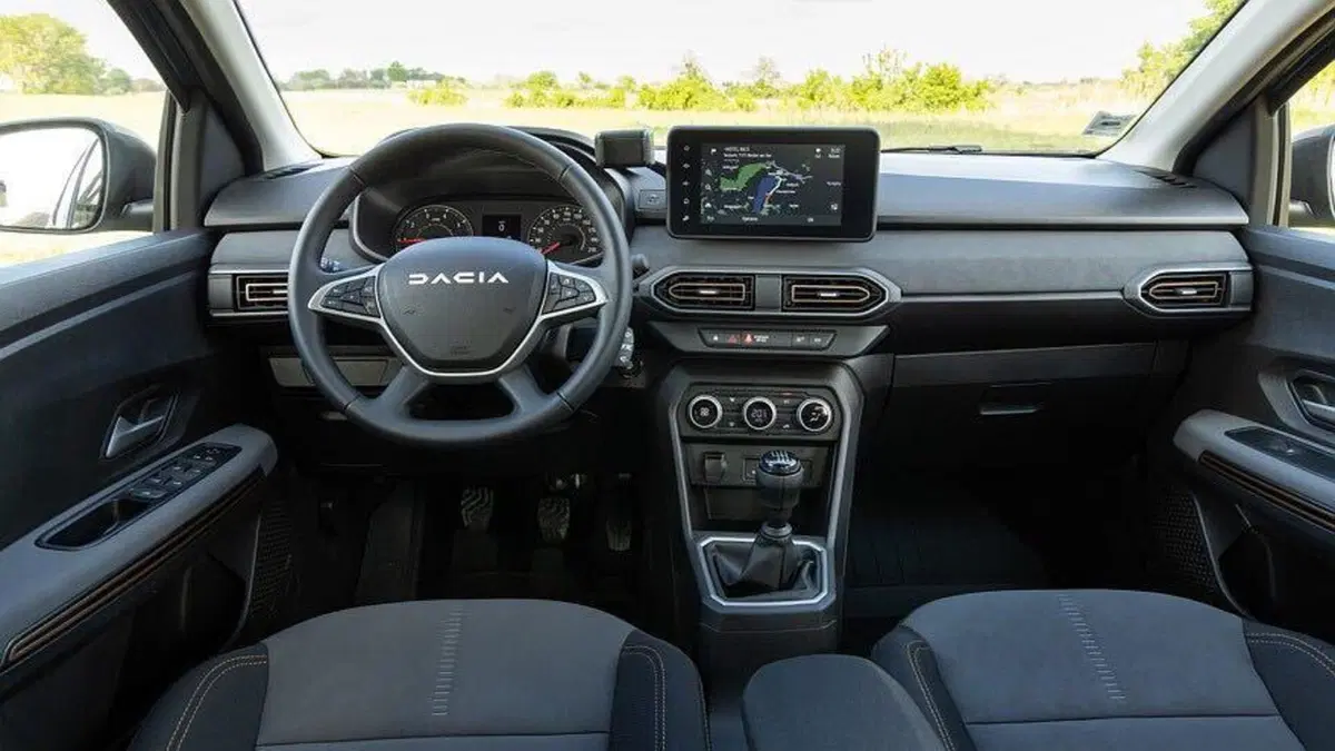 Dacia Logan: ecco il restyling che svela un frontale inedito per la berlina compatta (3)