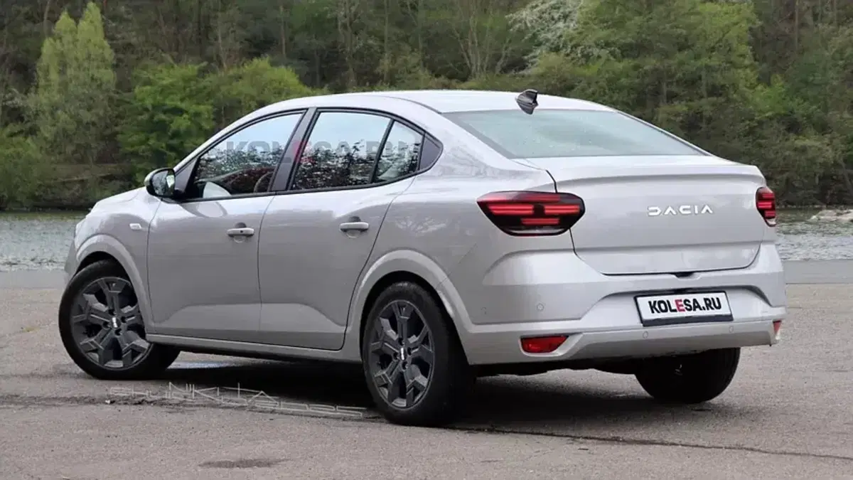 Dacia Logan: ecco il restyling che svela un frontale inedito per la berlina compatta (4)