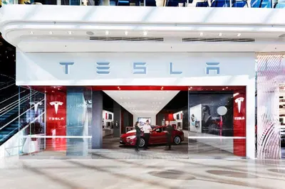 Shock nello showroom Tesla: operaio folgorato durante i lavori, &egrave; grave