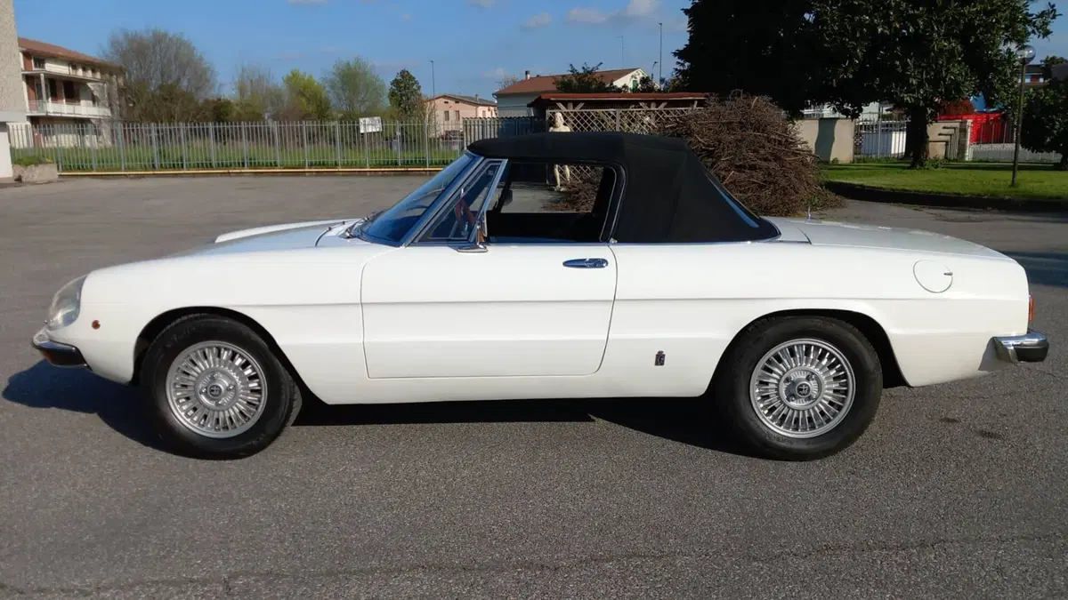 Alfa Romeo Spider 2000 veloce d'epoca a Mantova (6)